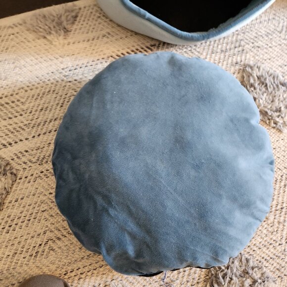 Whisker City Fish Character Hut Cat Bed - Picture 2 of 4